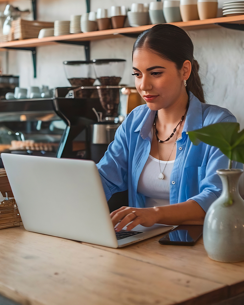 Pessoa trabalhando no notebook