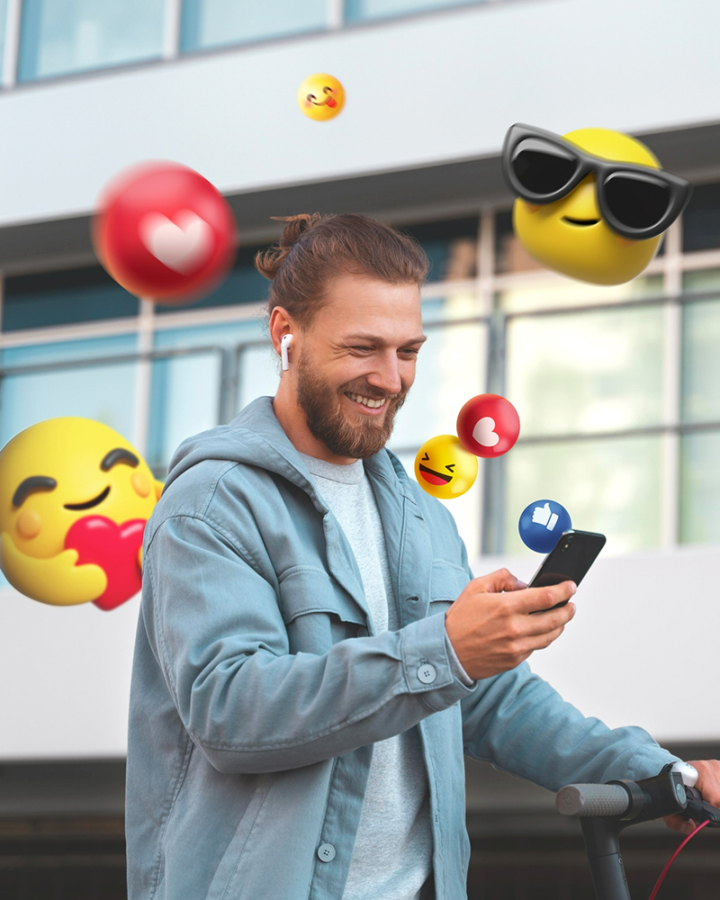 Pessoa usando redes sociais no celular